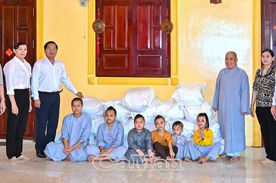 Lãnh đạo tỉnh thăm và trao 1 tấn gạo hỗ trợ trẻ em cơ nhỡ tại Niệm Phật đường Hưng Phước