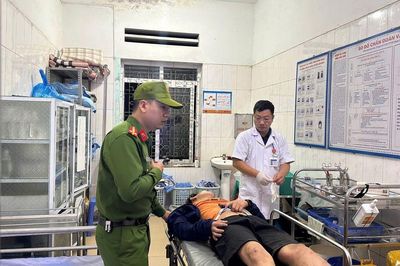Nam thanh niên mắc kẹt dưới vực sâu trong đêm, được giải cứu sau 4 giờ gặp nạn