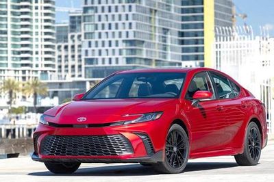 Toyota Camry 2027 tiếp tục dùng hệ truyền động hybrid, giá từ 29.700 USD