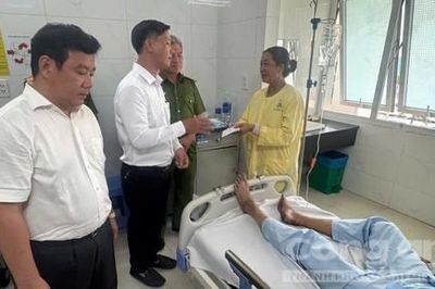 Lãnh đạo phường Tân Sơn Nhì thăm hỏi, trao hỗ trợ cho nạn nhân vụ cháy khách sạn Thuỳ Dương