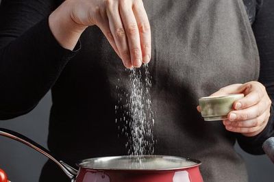 Người tăng huyết áp nên ăn bao nhiêu muối mỗi ngày?