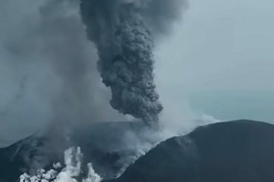 Video núi lửa 'tử thần' ở Indonesia phun trào dữ dội, cột khói cao 15 km