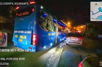Xe khách chở quá 13 người, tài xế và chủ phương tiện bị phạt gần 100 triệu đồng