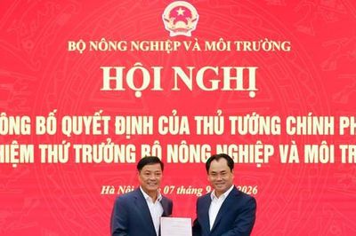 Trao quyết định của Thủ tướng bổ nhiệm Thứ trưởng Bộ Nông nghiệp và Môi trường