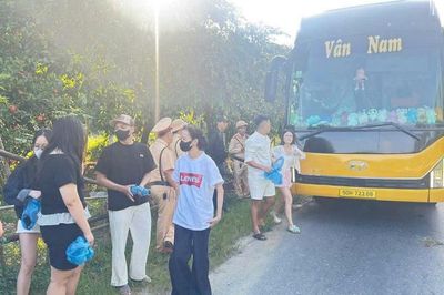 Phú Thọ: Xe khách 22 chỗ chở tới 48 người, vượt quy định 26 hành khách