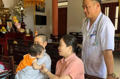 Bé gái 11 tháng tuổi bị bỏ rơi tại chùa, kèm lá thư
