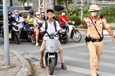 Đưa con đến trường, phụ huynh đội mũ nhưng lại để con 'đầu trần'