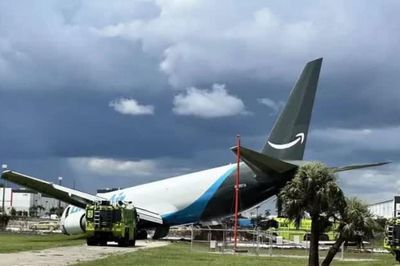 Máy bay Mỹ bốc cháy vì đi trật khỏi đường băng, ít nhất 5 người chết
