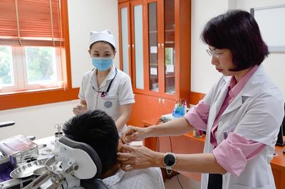 Bé trai chảy mủ tai nhiều năm, phát hiện cholesteatoma ăn sâu vào xương