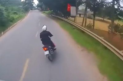 Bức xúc vì bị tạt đầu, tài xế ô tô tăng tốc dằn mặt xe máy