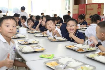 Lắng nghe ý kiến học sinh đối với bữa ăn bán trú của năm học mới