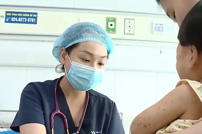Cảnh báo nguy cơ tay chân miệng gia tăng khi trẻ trở lại trường
