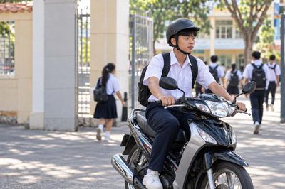 Cha mẹ có thể bị khởi tố khi giao xe cho con không đủ điều kiện điều khiển