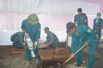 Khai quật, lấy mẫu ADN 6 phần mộ liệt sĩ chưa xác định thông tin tại xã An Khánh