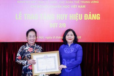 Trao Huy hiệu 45 năm tuổi Đảng cho nguyên Phó Chủ tịch nước Nguyễn Thị Doan
