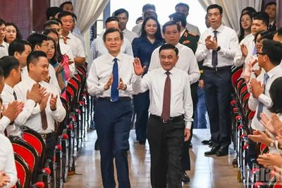 Đổi mới phải đặt trong tổng thể xây dựng Đảng, phát triển lý luận và xây dựng đội ngũ cán bộ