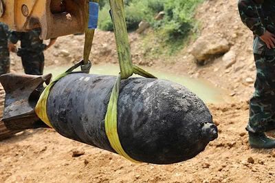 Phú Thọ hủy nổ an toàn quả bom nặng khoảng 200kg phát hiện dưới lòng sông Đà