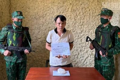 Bắt quả tang một đối tượng mua bán trái phép ma túy trên biên giới Việt Nam-Lào