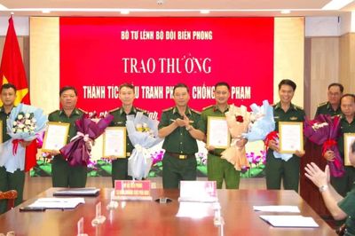 Trao thưởng các tập thể xuất sắc trong đấu tranh phòng, chống tội phạm