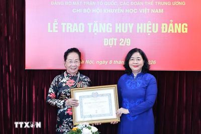 Trao Huy hiệu 45 năm tuổi Đảng tặng Giáo sư, Tiến sĩ Nguyễn Thị Doan