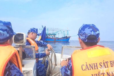Cảnh sát biển cùng ngư dân: Nghiêm minh nhưng không xa cách, kiên quyết nhưng luôn đồng hành