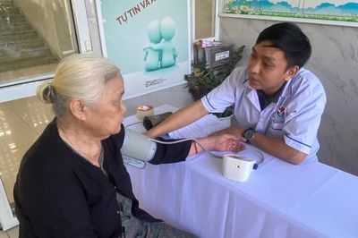 Khám sức khỏe định kỳ, sàng lọc miễn phí cho hơn 200 người dân Hòa Khánh