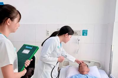 Cụ ông 70 tuổi bị ong đốt dẫn đến rối loạn đông máu