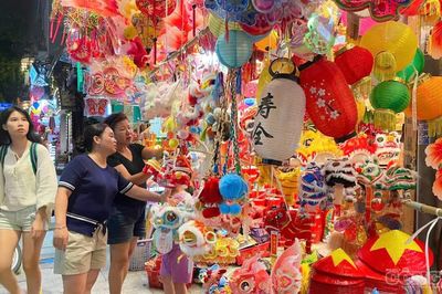 Hàng Mã rực rỡ sắc màu, người dân 'nô nức' chơi Trung thu sớm
