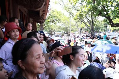 Cảnh tượng khiến 53 cô gái xúc động