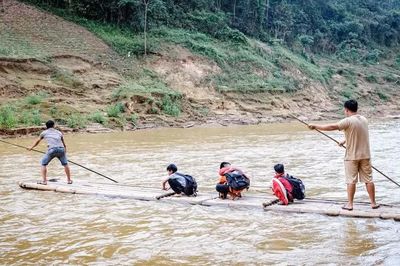 Học sinh qua sông bằng bè tự chế, lãnh đạo tỉnh Lạng Sơn chỉ đạo 'nóng'