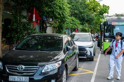 Lấn chỗ xe buýt miễn phí, ô tô cá nhân đẩy học sinh vào nguy hiểm