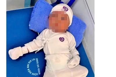 Phát hiện bé trai sơ sinh trong túi nilon
