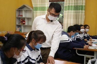 Giáo viên có được dạy thêm Toán cho học sinh mình đang dạy Tin học trên lớp?