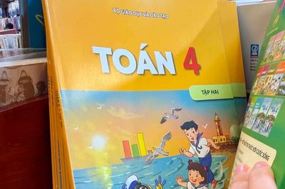 Hai tuần đi 'săn lùng', phụ huynh vẫn không mua đủ sách giáo khoa cho con