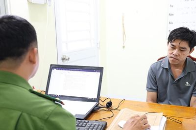 Bắt kẻ buôn ma túy mang súng đạn, sẵn sàng chống trả cảnh sát