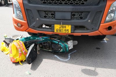 Hiện trường vụ tai nạn ba người tử vong, ba lô trẻ em dưới gầm xe tải