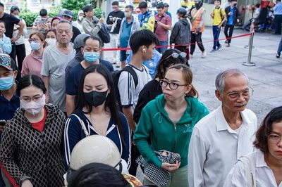 Phụ huynh đội nắng mua sách ở TPHCM, dì tìm sách gửi ra Hà Nội cho cháu