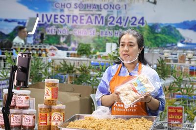 Sau giờ đóng chợ, tiểu thương Hạ Long livestream bán hàng tại 'khu vực đặc biệt'