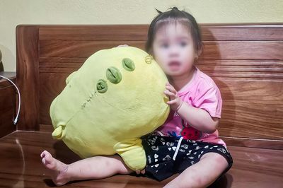 Bé gái khoảng 2 tuổi đi lạc ở Ninh Bình, liên tục gọi tìm người thân