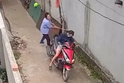 Người phụ nữ liên tục thách thức, dùng chổi đánh hàng xóm