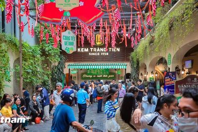 Đông đảo người dân, du khách tới mua kem Tràng Tiền trước ngày đóng cửa cơ sở