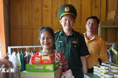 Gian hàng không đồng - Ấm tình quân dân nơi biên giới ở Nghệ An