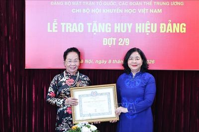 Trao Huy hiệu 45 năm tuổi Đảng tặng Giáo sư, Tiến sĩ Nguyễn Thị Doan