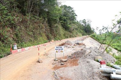 Phân luồng giao thông để xử lý sạt lở Quốc lộ 24