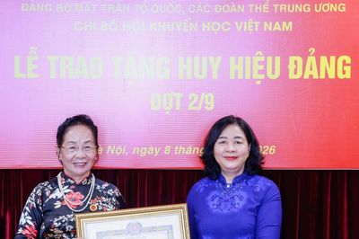 Trao tặng Huy hiệu 45 năm tuổi Đảng cho nguyên Phó Chủ tịch nước Nguyễn Thị Doan