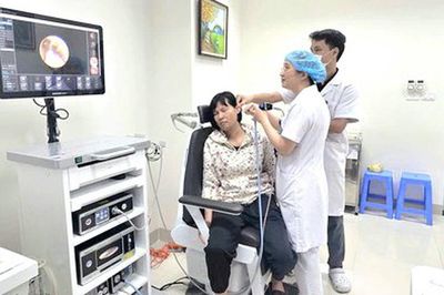 Báo Phụ nữ Việt Nam kết nối trao 52 triệu đồng hỗ trợ nữ bệnh nhân có hoàn cảnh khó khăn