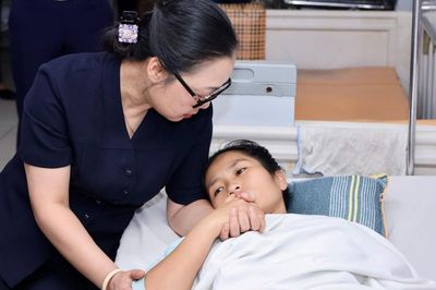 Thứ trưởng Nguyễn Thị Quyên Thanh thăm cô giáo mầm non cứu học sinh bị xe tải cán