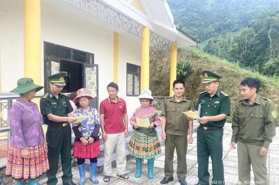 Học tiếng đồng bào để gần dân, giữ vững biên cương