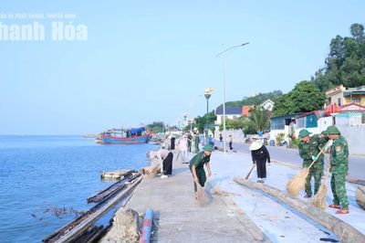 Gần 1.000 người ra quân vệ sinh môi trường ven biển Hoằng Tiến