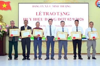U Minh Thượng trao Huy hiệu Đảng cho 25 đảng viên